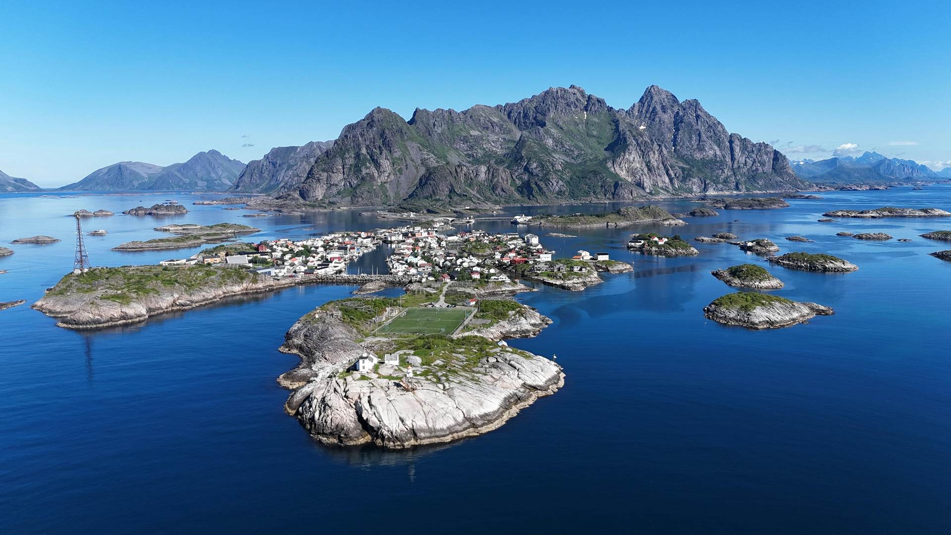 Vue aérienne d'un archipel nordique, îles et fjords