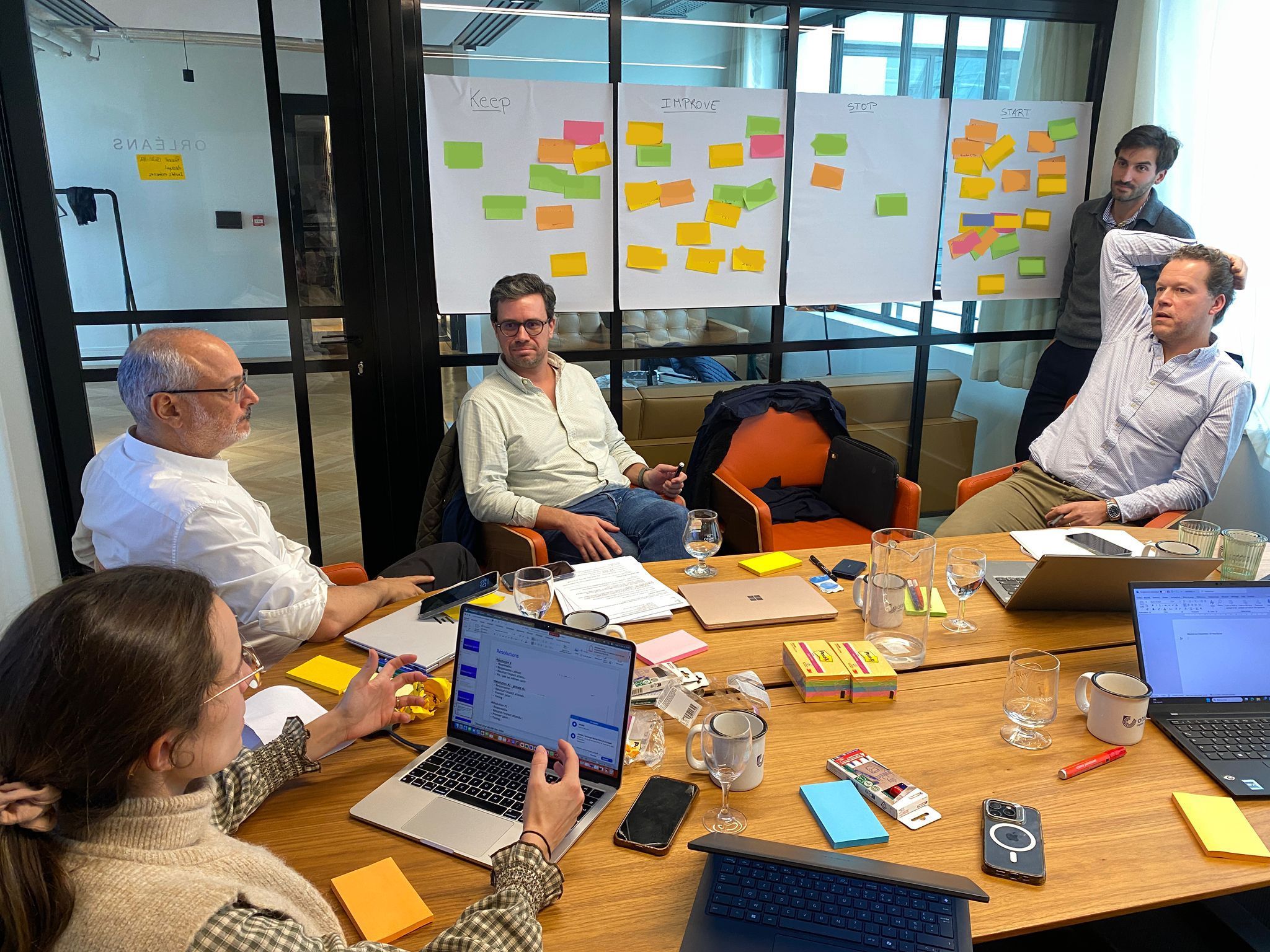 Réunion en salle de travail